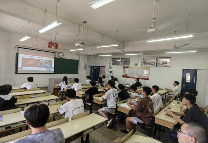 211511班组织收看网络直播主题教育专题讲座